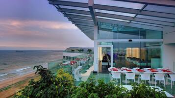 3 restaurants, breakfast, lunch, dinner served; international cuisine