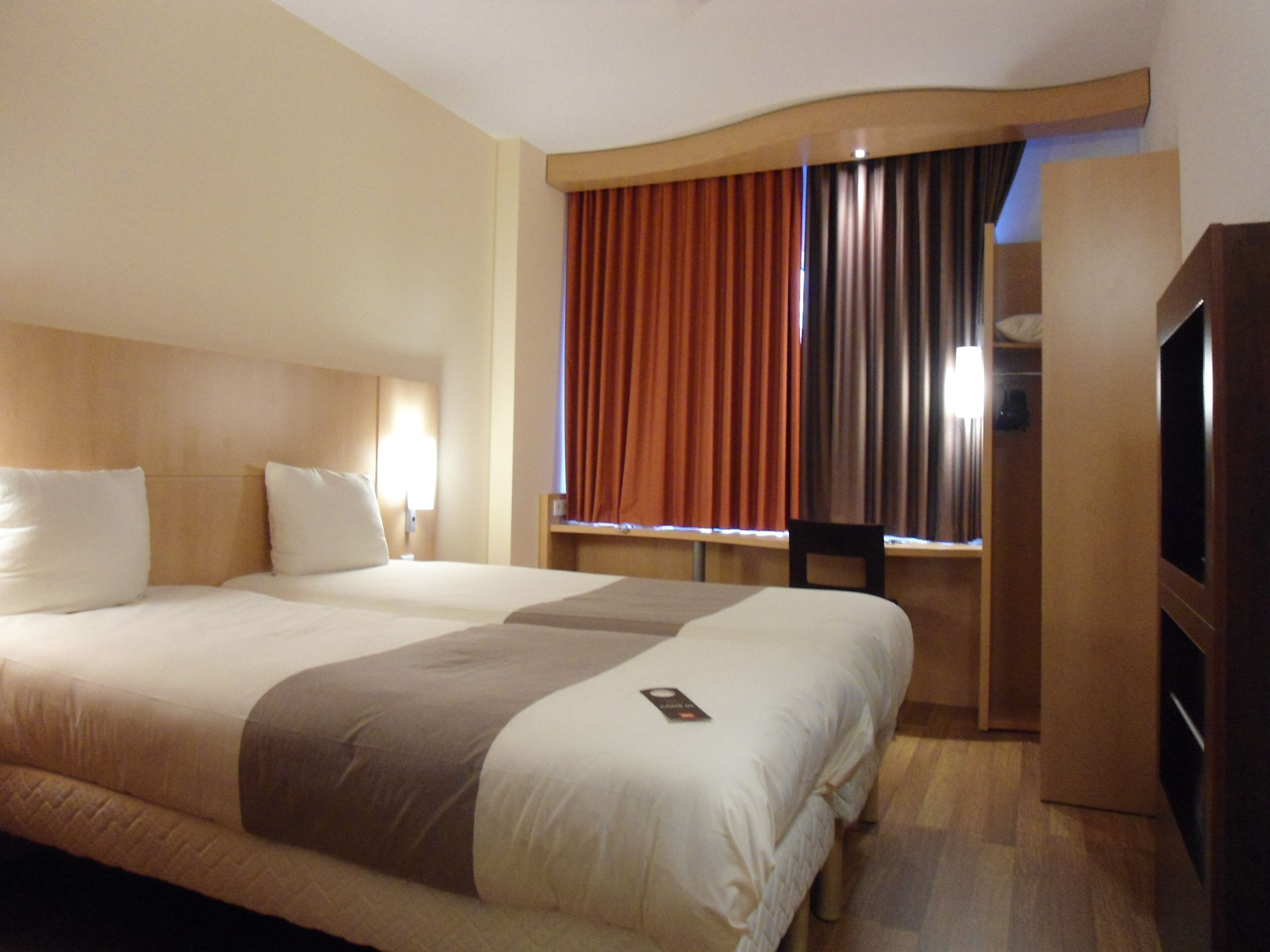 single room, 1 single bed | in-room safe, desk, soundproofing, iron/ironing board