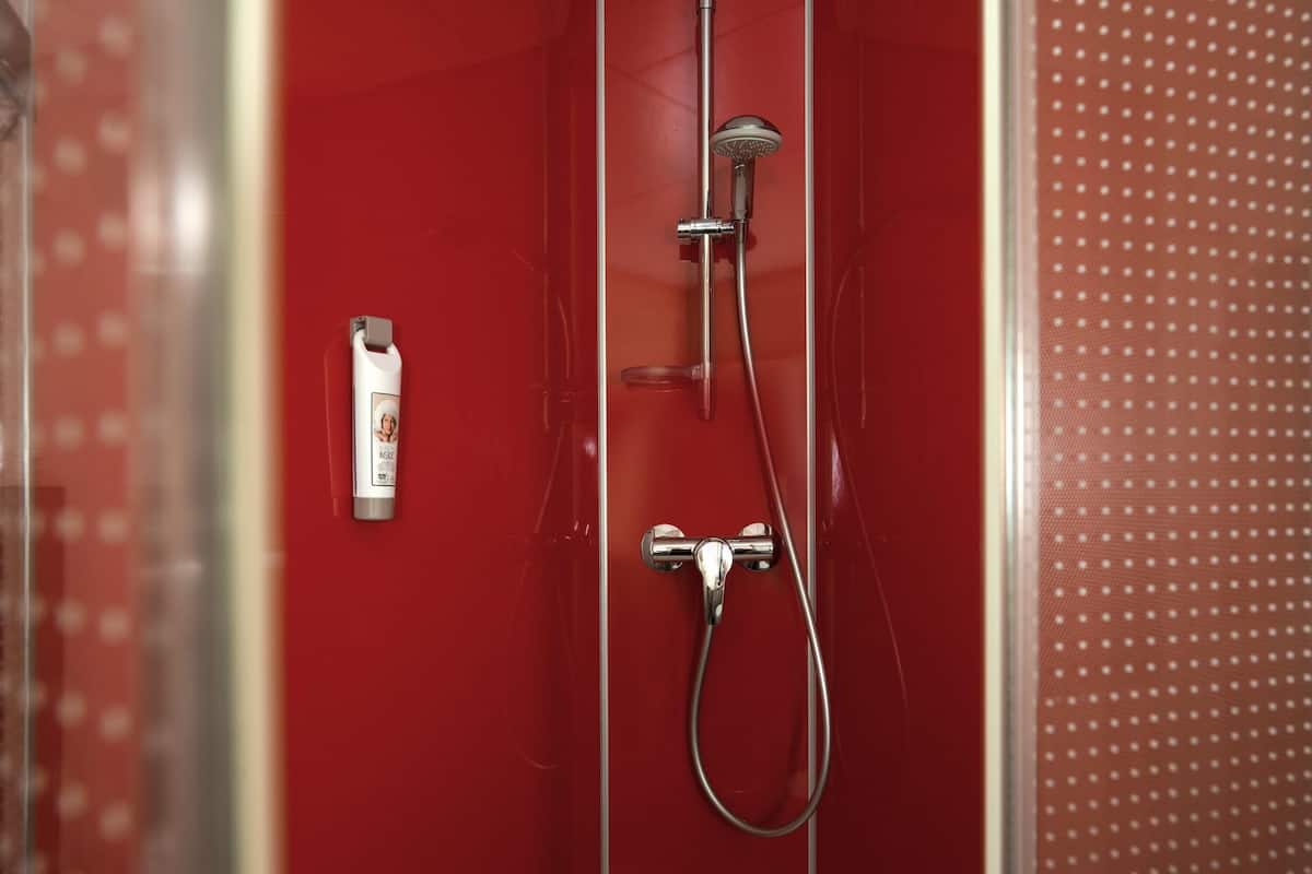 Cofres nos quartos, escrivaninha, quartos à prova de som