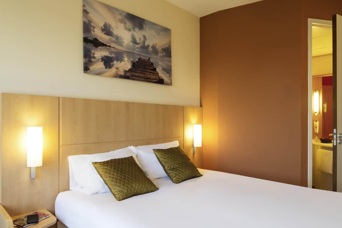 Premium Room, 1 Double Bed, City View | In-room safe, desk, soundproofing, iron/ironing board