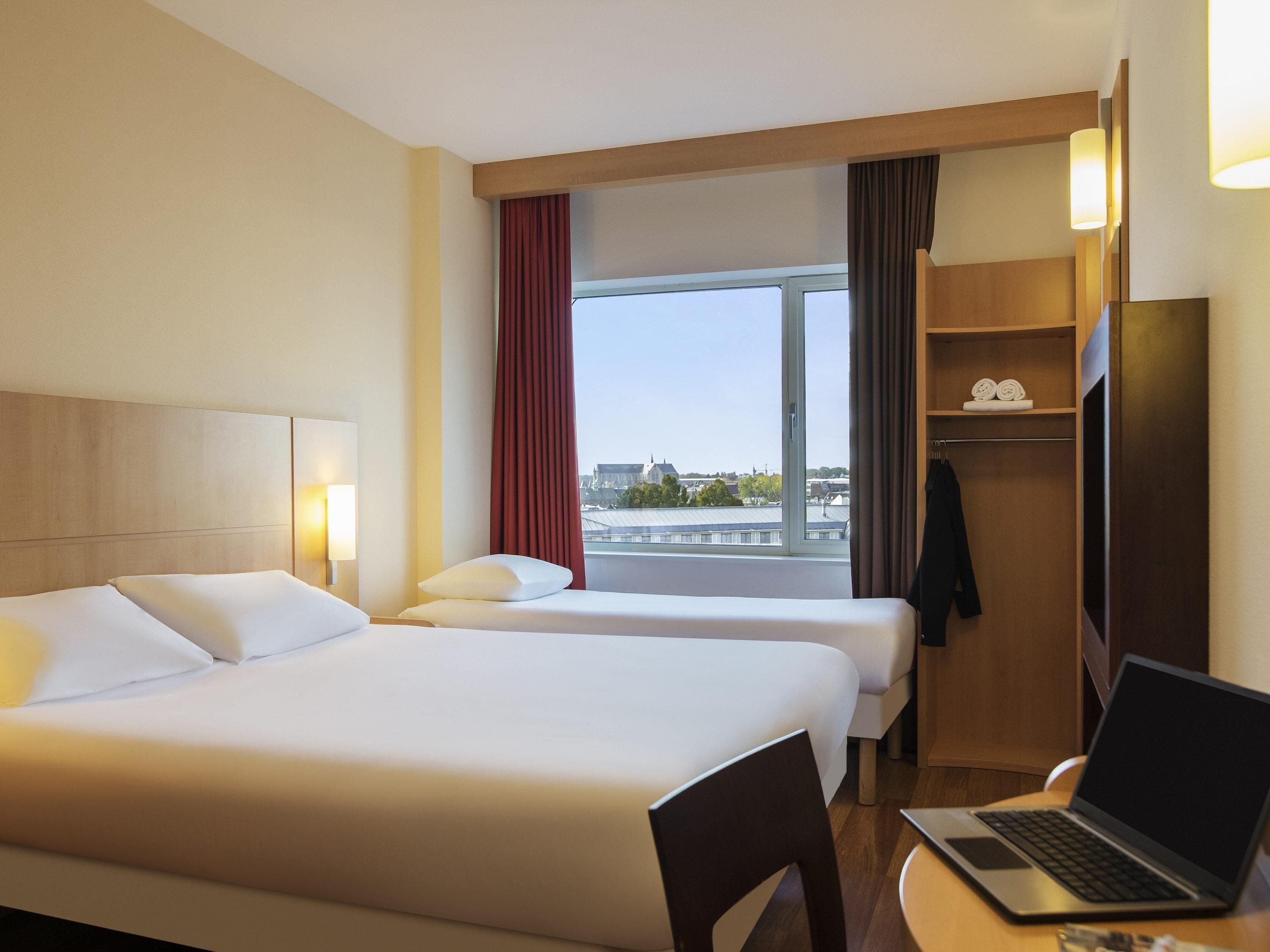 Habitación, varias camas | Caja fuerte, escritorio, sistema de insonorización