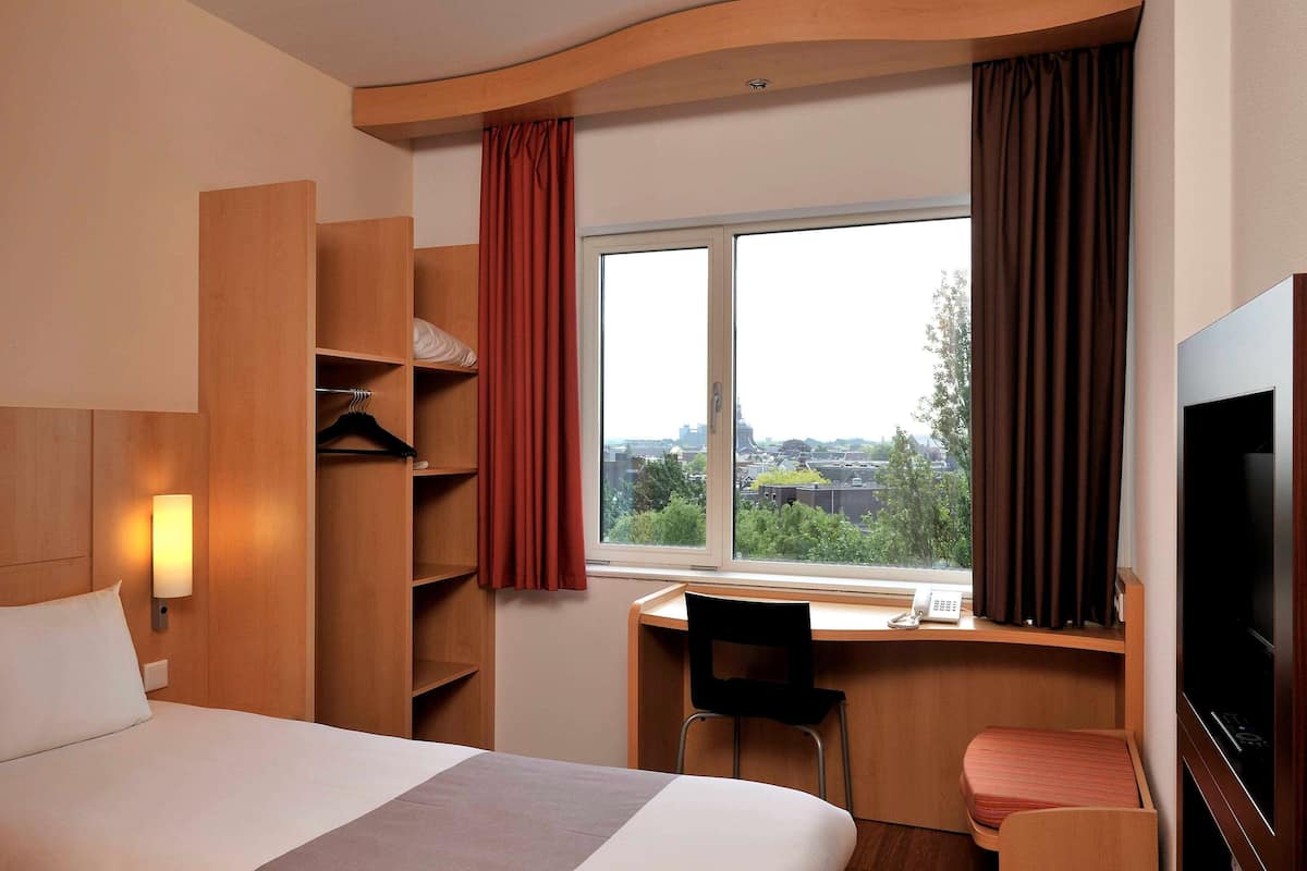 in-room safe, desk, soundproofing, iron/ironing board