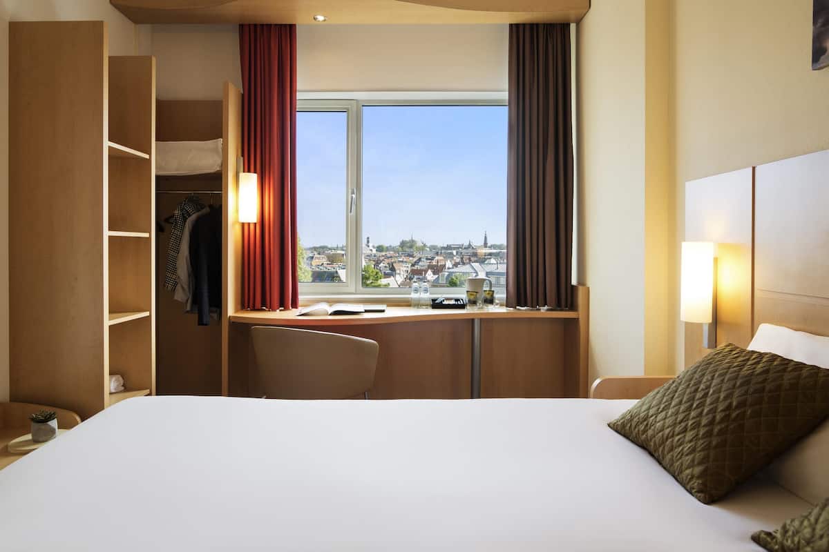 Caja de seguridad en la habitación y escritorio