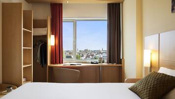 Caja de seguridad en la habitación y escritorio