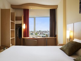 客房内保险箱、办公桌、隔音、熨斗/熨板