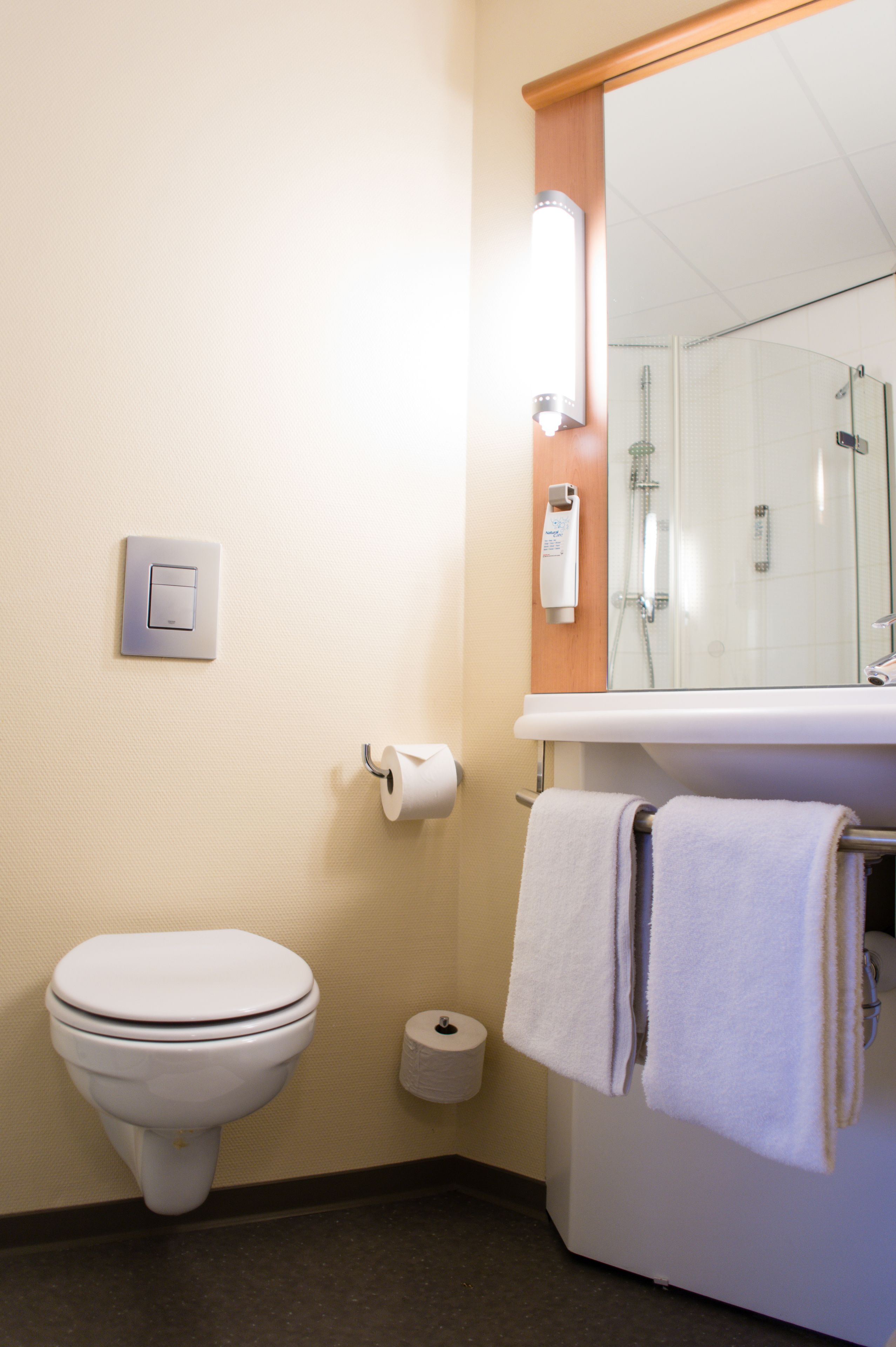 standard room, 2 single beds | bathroom | shower, eco-friendly toiletries, hair dryer, towels