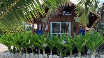 Absolute Beachfront Bungalow | Terrace/patio