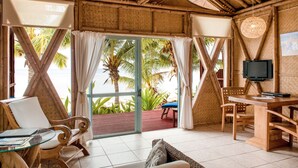 Absolute Beachfront Bungalow | منطقة المعيشة | مكتبة موسيقى، مكتبة فيديو