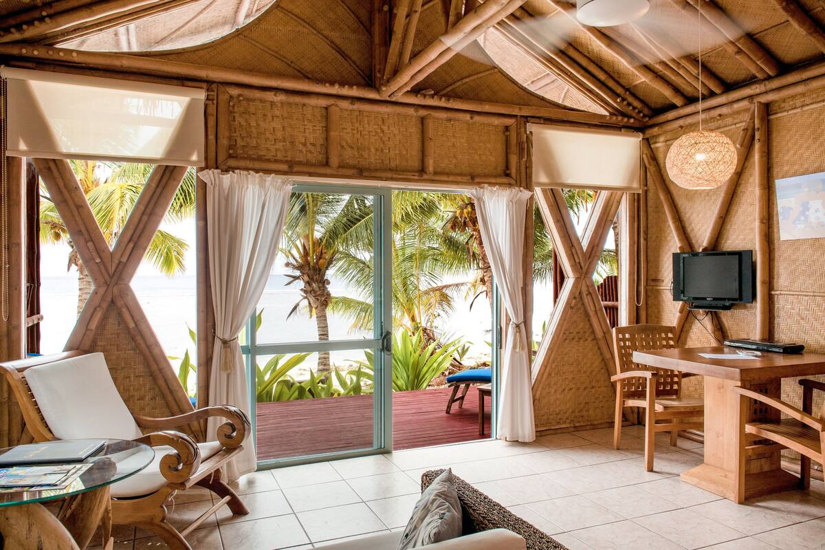 Absolute Beachfront Bungalow | Wohnbereich | Musikbibliothek, Videothek