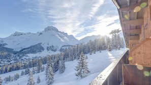 A mountain view with a wooden cabin and a ski lift. - Sonnenburg (Lech am Arlberg)