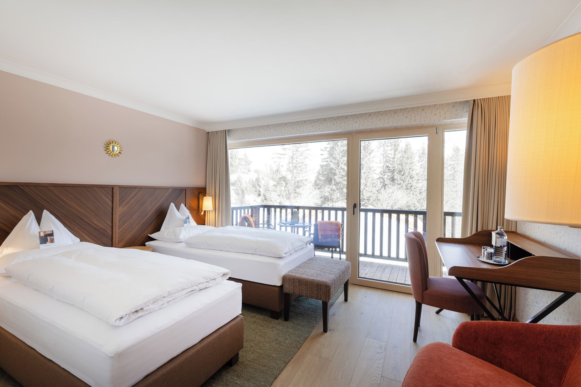 Standaard tweepersoonskamer, bijgebouw (4 Star Superior, Landhaus) | Hypoallergeen beddengoed, een minibar, een kluis op de kamer, een bureau