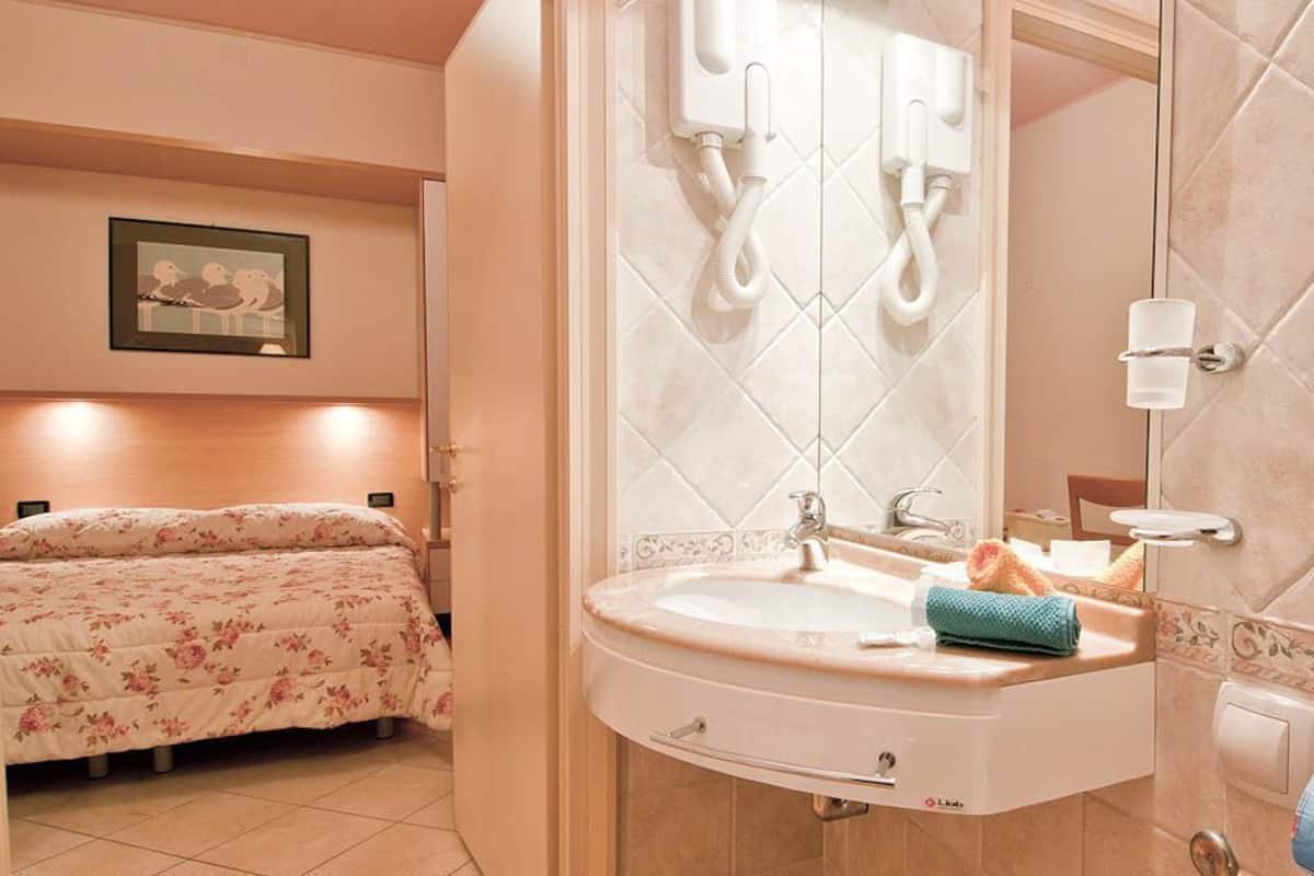 Een douche, gratis toiletartikelen, een haardroger, pantoffels