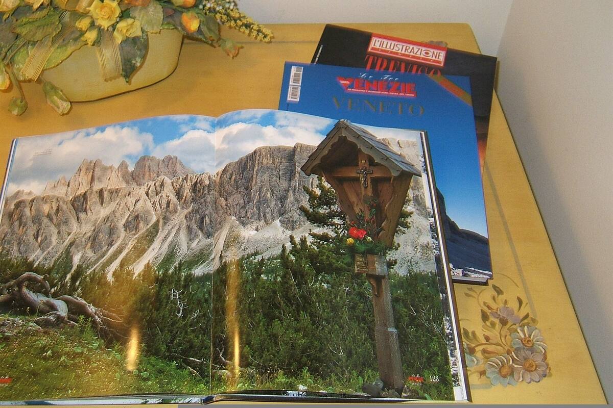 A table with a book titled 'Venezia' and another book with a red and white cover.