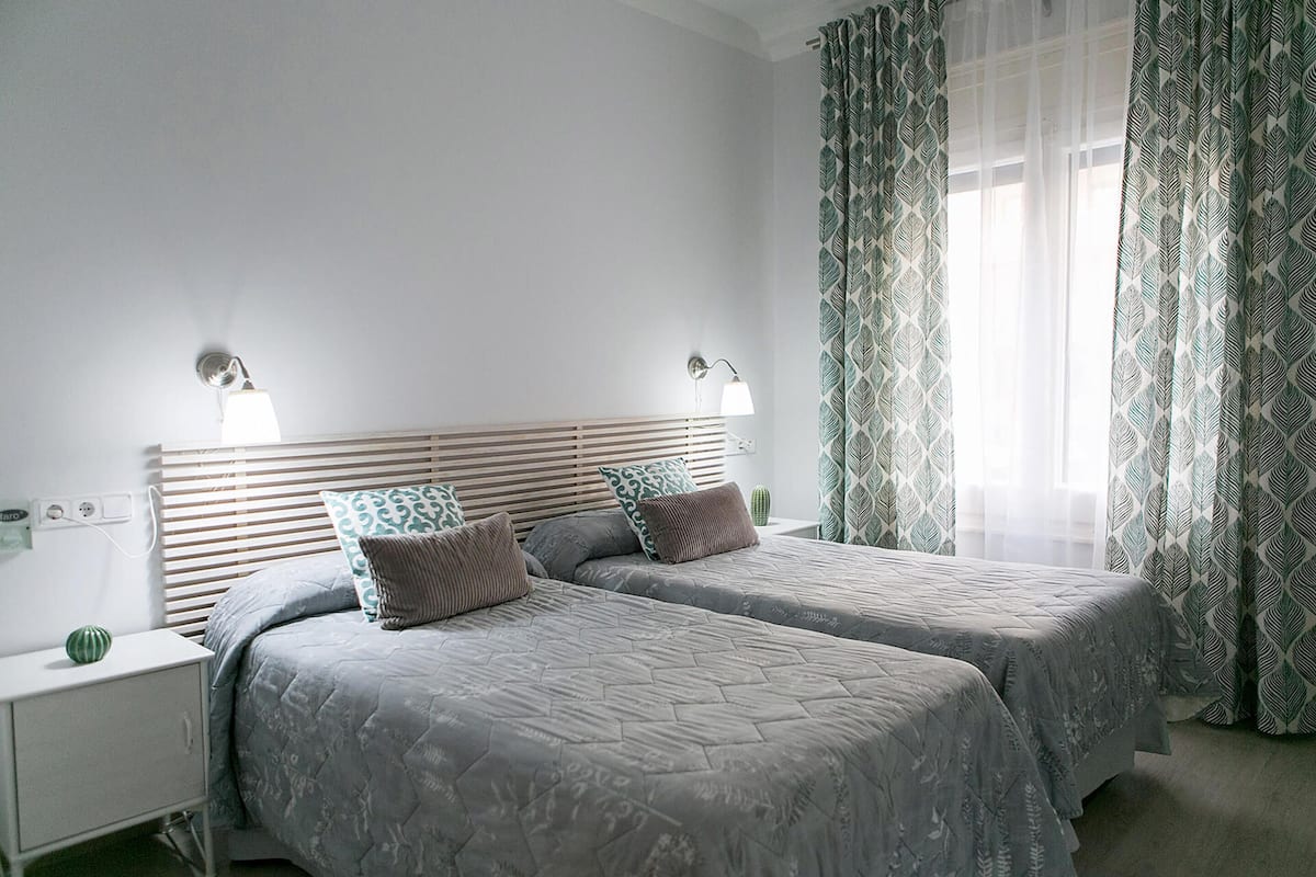Twin kamer, gedeelde badkamer (Exterior) | Een kluis op de kamer, een strijkplank/strijkijzer, babybedden