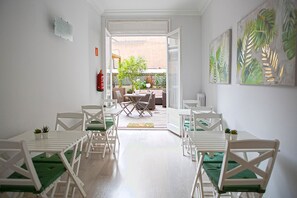 Free daily buffet breakfast - Blanc Guesthouse (Barcelona)