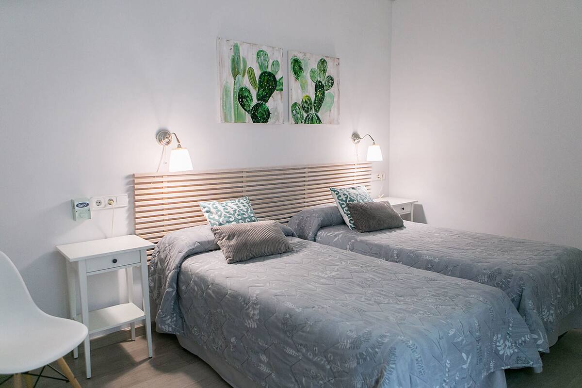 ダブルルーム 共用バスルーム (Interior - 2 Beds) | セーフティボックス (室内)、アイロン / アイロン台、WiFi (無料)、ベッドシーツ