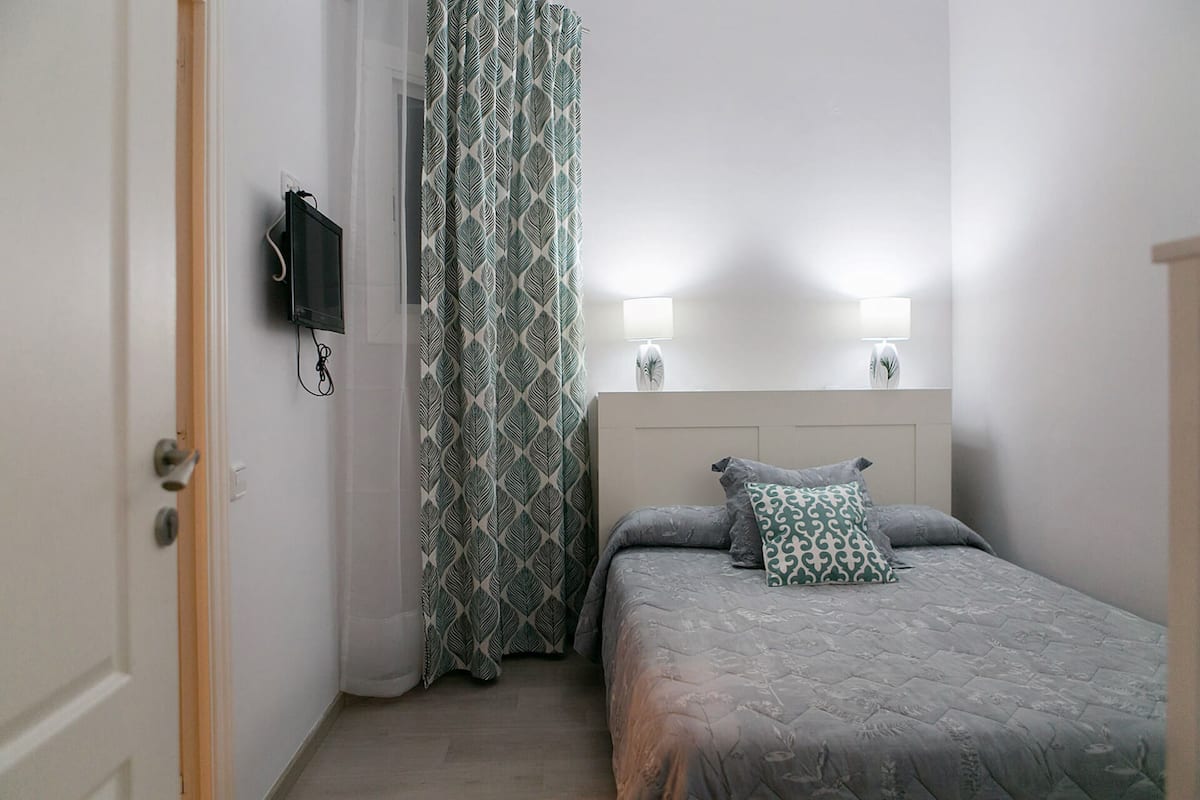 Eenpersoonskamer, privébadkamer (Interior - 1 Bed) | Een kluis op de kamer, een strijkplank/strijkijzer, babybedden