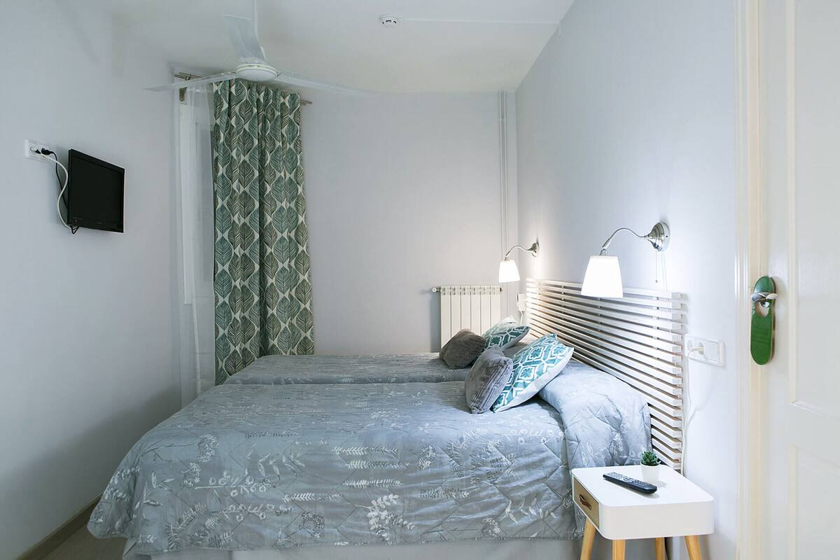ベーシック ダブルルーム 専用バスルーム (Interior - 1 or 2 Beds) | セーフティボックス (室内)、アイロン / アイロン台、WiFi (無料)、ベッドシーツ