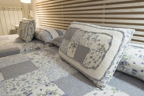 In-room safe, iron/ironing board, free WiFi, bed sheets - Blanc Guesthouse (Barcelona)