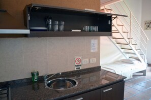 Apartamento Triple Premium | Cuisine privée | Réfrigérateur, cafetière-théière, vaisselle et ustensiles
