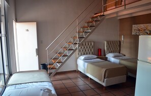 Apartamento família, 2 quartos | Sala de estar | TV LED 32 polegadas com canais a cabo, TV