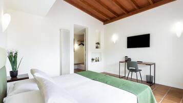 Habitación doble, vista a la montaña | Caja de seguridad en la habitación y escritorio