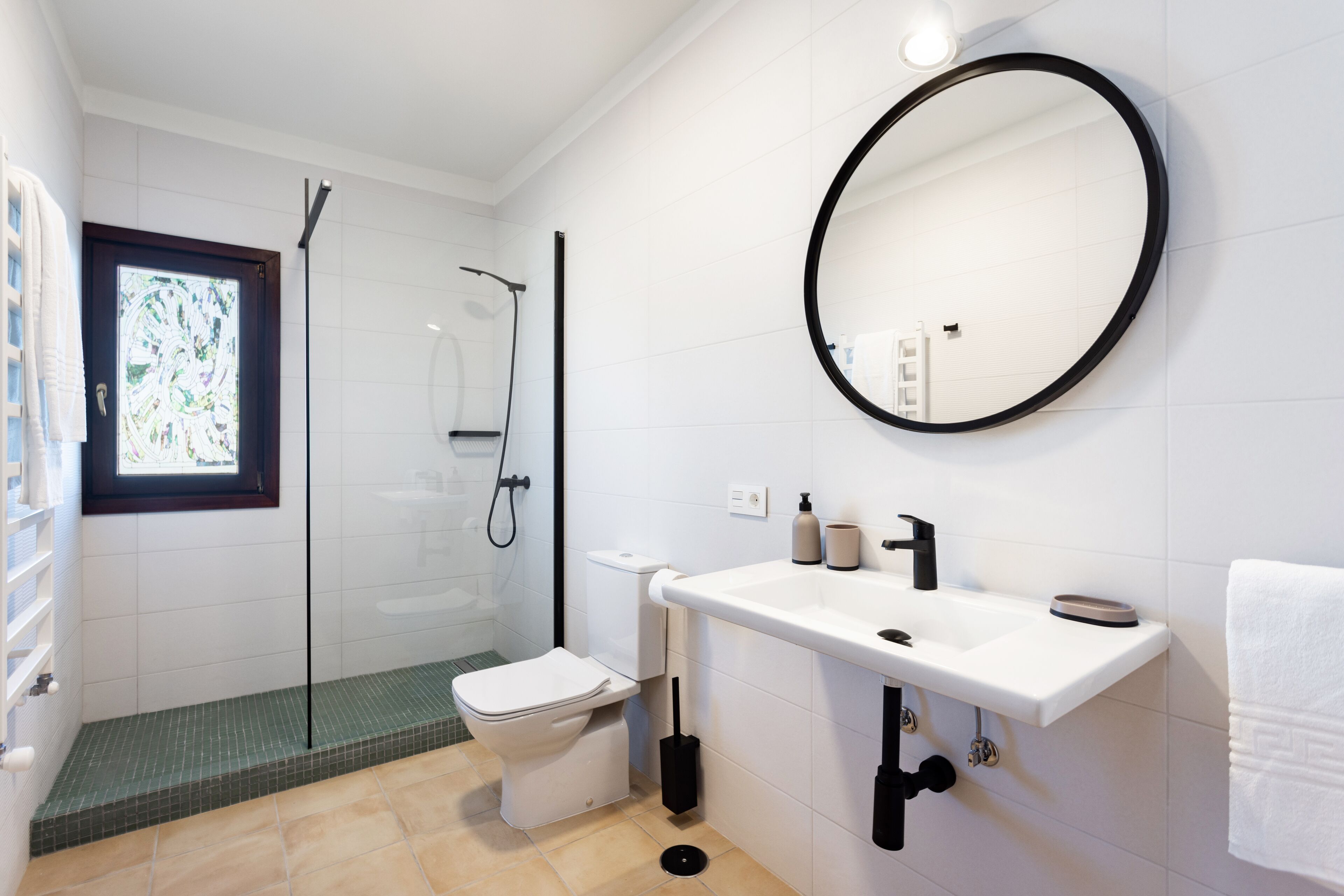 Ein modernes Badezimmer mit Toilette, Waschbecken und Dusche.