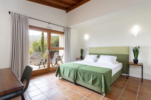 In-room safe, desk, laptop workspace, free WiFi - Hotel Alta Montaña (Vilaflor)