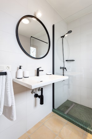 Double Room, Mountain View | Bathroom | Shower, hair dryer, towels, soap - Hotel Alta Montaña (Vilaflor)