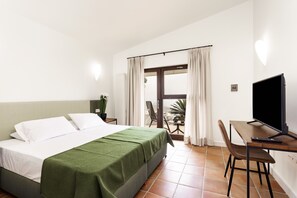 Dubbelrum - havsutsikt | Värdeförvaringsskåp på rummet, skrivbord och arbetsyta för laptop