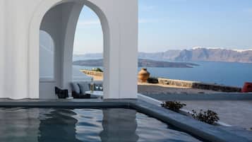 Family 2 Bedroom Suite with Plunge Pool and Sea View | Private spa tub