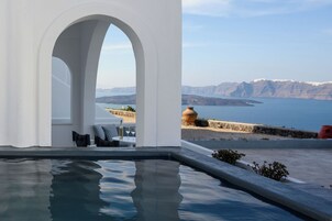 Family 2 Bedroom Suite with Plunge Pool and Sea View | Private spa tub