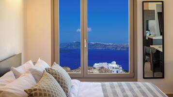 Panorama Suite with Hot Tub and Caldera View | Minibar, in-room safe, soundproofing, iron/ironing board