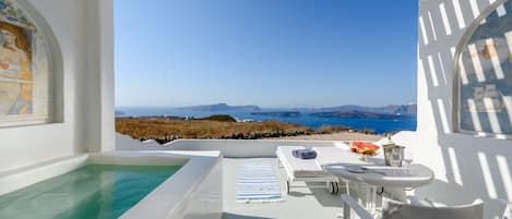 Deluxe Suite with Hot Tub and Caldera View | 1 bedroom, minibar, in-room safe, soundproofing