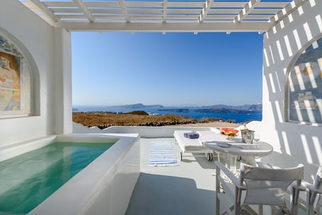 Deluxe Suite with Hot Tub and Caldera View | 1 bedroom, minibar, in-room safe, soundproofing