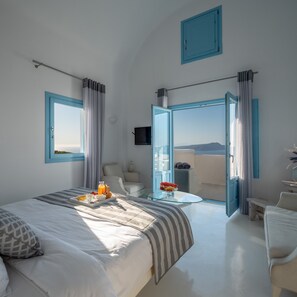 Minibar, in-room safe, soundproofing, iron/ironing board - Kalestesia Suites (Santorini)