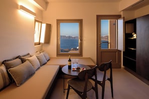 Junior Suite with Hot Tub and Caldera View | Minibar, värdeförvaringsskåp på rummet och ljudisolering