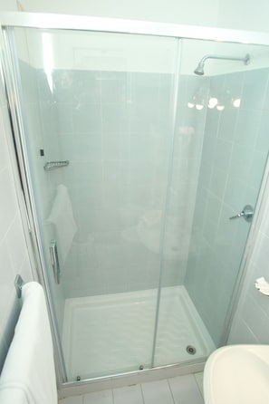 Een douche, een regendouche, gratis toiletartikelen, een haardroger
