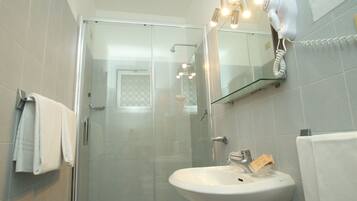 Basic Doppelzimmer mit Blick auf das Land | Badezimmer