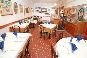 Serveert diner, Italiaanse gerechten