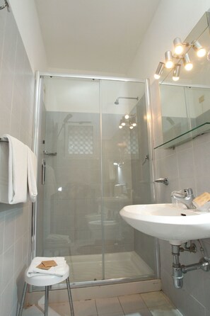 Basic Single Room Countryside View | Bathroom | Shower, rainfall showerhead, free toiletries, hair dryer - Hotel San Vitale (Medicina)