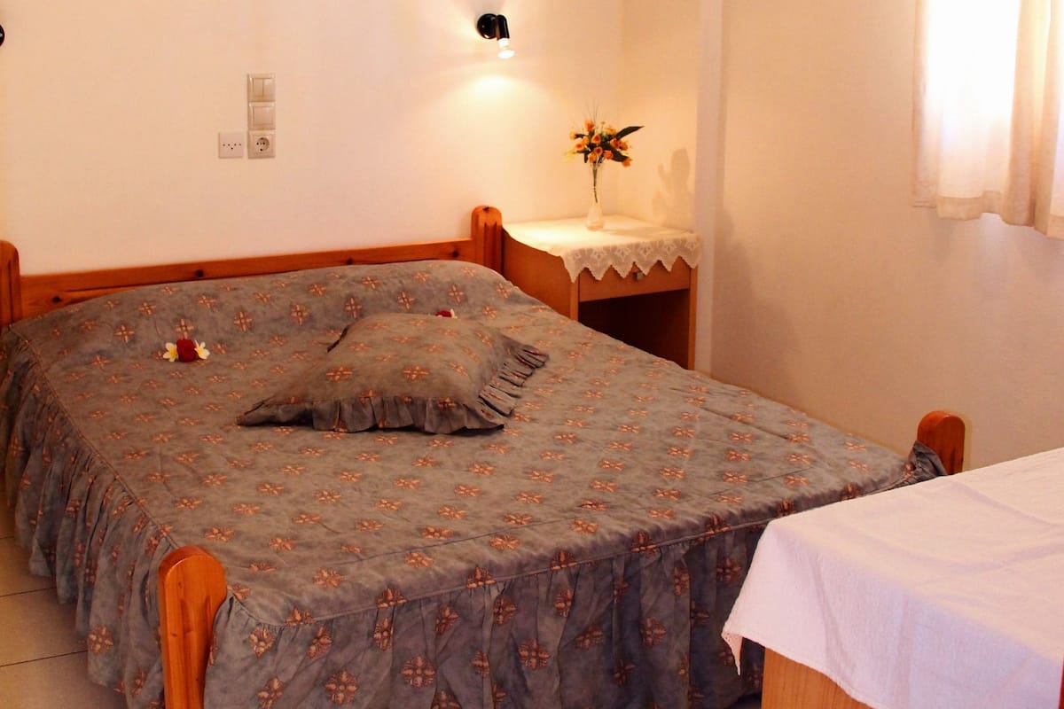 Camas con pillow-top, cortinas blackout y tabla de planchar con plancha