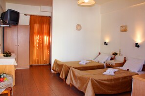 Studio, 1 Bedroom, Garden View | Tilam berlapik, langsir/tirai gelap terus, seterika/papan seterika