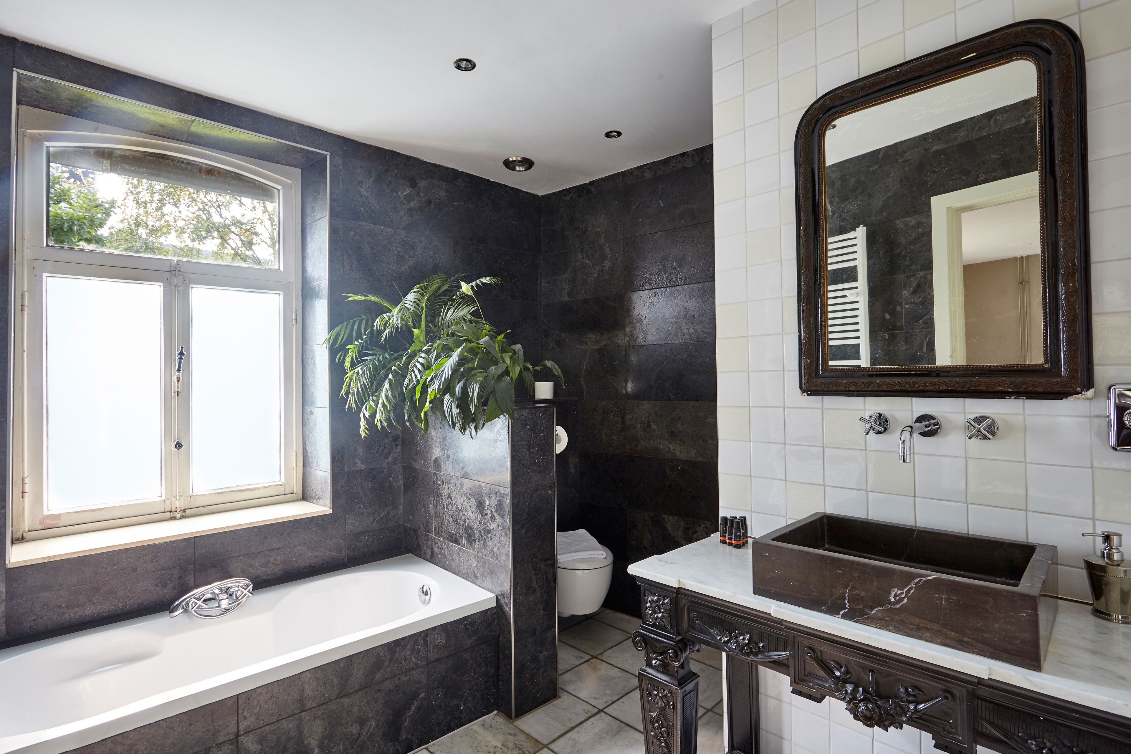 Kamar Double Eksekutif | Kamar mandi | Pancuran hujan, perlengkapan mandi desainer,  dan pengering rambut