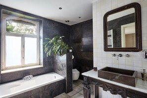 Kamar Double Eksekutif | Kamar mandi | Pancuran hujan, perlengkapan mandi desainer,  dan pengering rambut