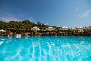 Außenpool (je nach Saison geöffnet), Sonnenschirme, Liegestühle