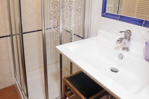 Appartement Standard, vue sur le jardin | Salle de bain | Douche, douche cascade, articles de toilette (gratuits)