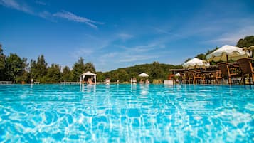 Piscina stagionale all'aperto, ombrelloni da piscina, lettini