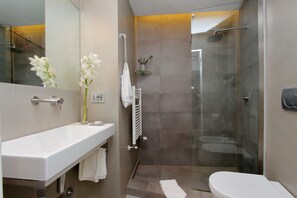 Comfort Room | Bathroom | Shower, rainfall showerhead, hair dryer, towels - Urben Guesthouse (Rome)