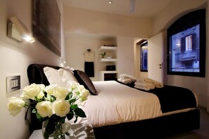 Luxe beddengoed, bedden met traagschuimmatrassen, een minibar